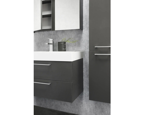 Modernes Badezimmer mit Waschtisch, Spiegelschrank und Hochschrank