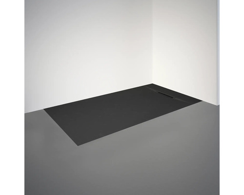 Eckansicht einer schwarzen Duschrinne im Badezimmer