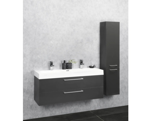 Badezimmer mit Waschbeckenunterschrank, Doppelwaschbecken und Hochschrank