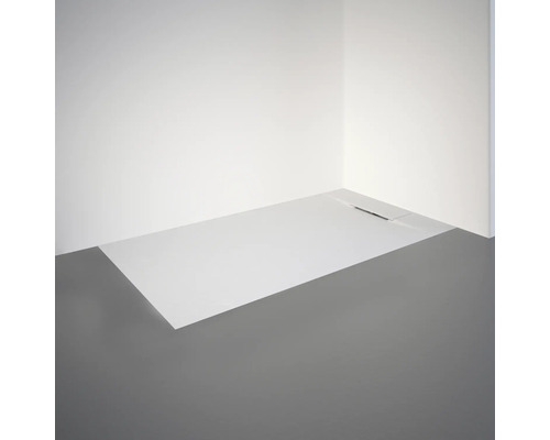 Bodenebene Dusche mit Ablaufrinne in einem Badezimmer.