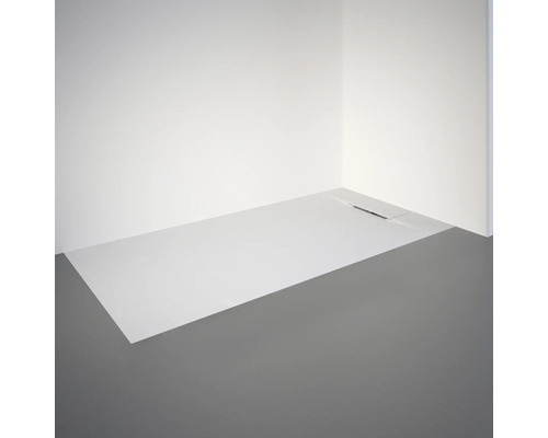 Ebenerdige Dusche mit Ablaufrinne vor weißer Wand