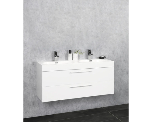 Weißer Waschtisch mit zwei Waschbecken und zwei Schubladen im Badezimmer