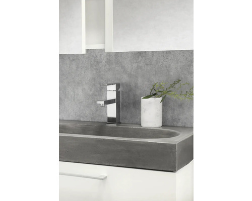 Modernes Badezimmer mit Waschbecken aus Beton, Armatur und Dekoration