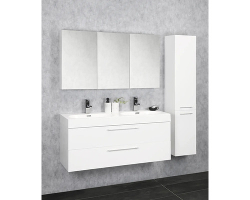 Modernes Badezimmer mit Doppelwaschtisch, Spiegelschrank und Hochschrank.