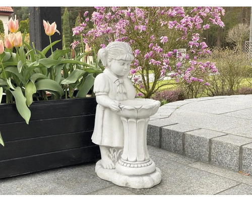 Gartenfigur Mädchen mit Vogeltränke als Gartendekoration