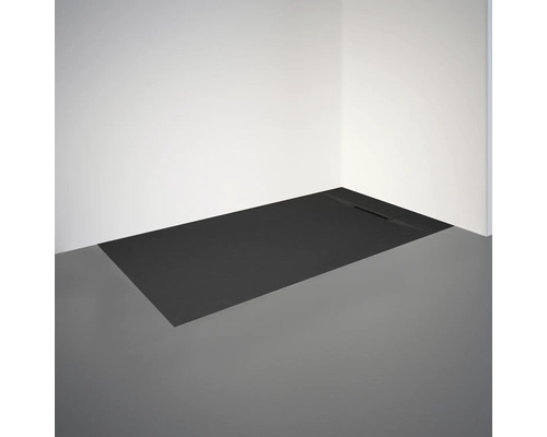 Duschboard aus Mineralguss in einer Ecke eines Badezimmers