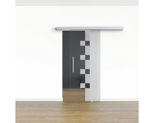 Schiebetür aus Glas mit geometrischem Muster vor einer weißen Wand