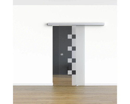 Schiebetür aus Glas mit quadratischem Muster vor einer Wand