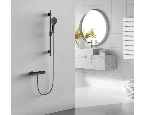 Duschgarnitur mit Thermostatarmatur in einem Badezimmer