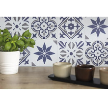 Dekorative Fliesenwand mit Pflanzen und Behältern