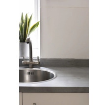 Küchenspüle aus Edelstahl mit Armatur auf einer Arbeitsplatte