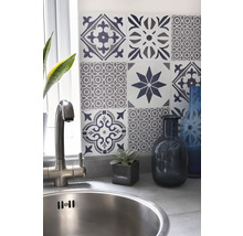 Spüle mit Armatur vor einer Wand mit Dekorffliesen im Küchenbereich.