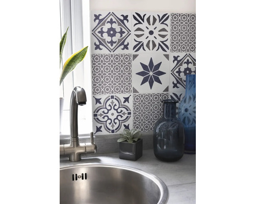 Spüle mit Armatur vor einer Wand mit Dekorffliesen im Küchenbereich.