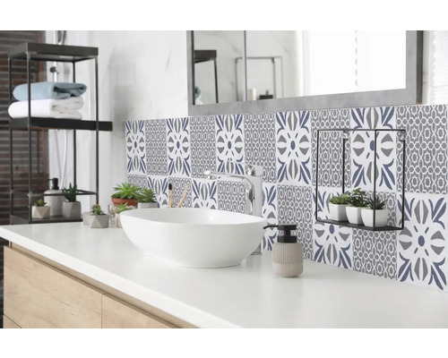 Selbstklebende Wandfliesen Wall Tiles Cubia blue 15,2x15,2cm 6 St. Modernes Badezimmer mit Waschbecken, Armatur, Spiegel und Wandfliesen mit Muster