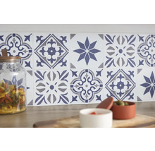 Dekorative Fliesenaufkleber mit Ornamentmuster in Küche