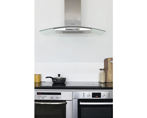 Küchenszene mit Dunstabzugshaube, Kochfeld, Töpfen und Backöfen für modernes Küchendesign