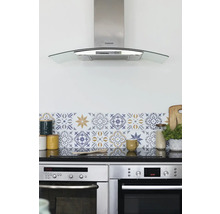 Küchenszene mit Dunstabzugshaube, Fliesenaufklebern, Geschirr und Backöfen