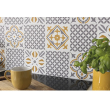 Dekorative Fliesen mit geometrischen Mustern in Grau und Gold