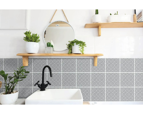 Selbstklebende Wandfliesen Wall Tiles Lina grey 15,2x15,2cm 6 St. Badezimmer mit Waschbecken, Wasserhahn, Spiegel, Regalen und Fliesenaufklebern mit geometrischem Muster