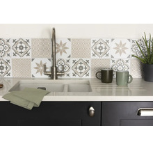 Küchenspüle mit Wasserhahn, Geschirrtuch, Tassen und dekorativen Fliesen