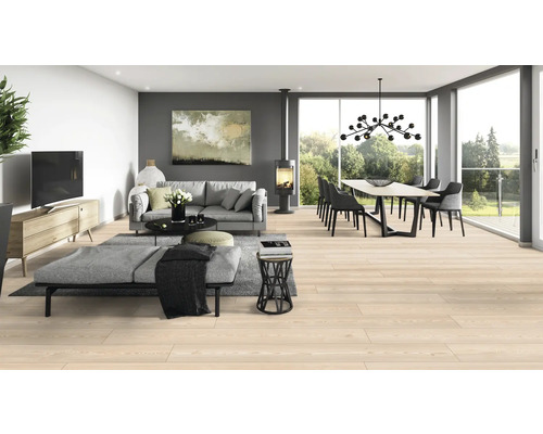 Heller Wohnraum mit Wohnzimmer, Essbereich und Holzboden