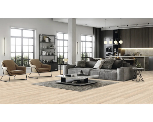 Heller Holzboden in einem modern eingerichteten Wohnzimmer mit Sofa und Sesseln