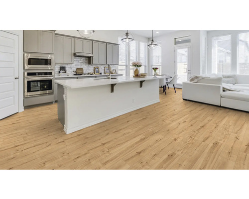 Helles Wohnzimmer mit Holzboden