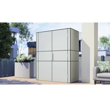 Gartenschrank im Außenbereich mit Pflanzenkübel und Sitzgelegenheit