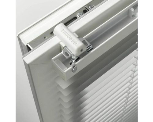 Detailansicht einer weißen Jalousie mit Bedienelement