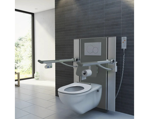Barrierefreies Badezimmer mit Wand-WC und Haltegriffen