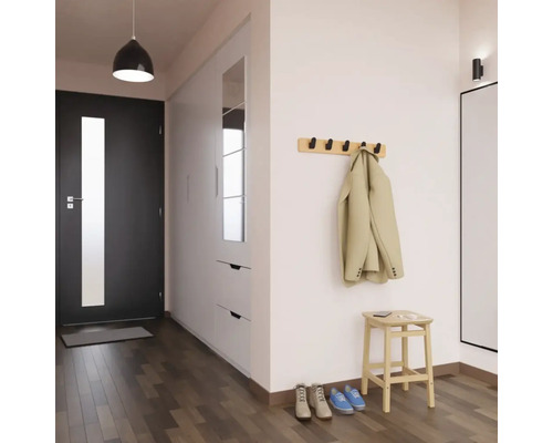Eingangsbereich mit Garderobe, Schuhablage, Spiegel und Sitzhocker.