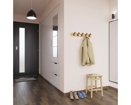Eingangsbereich mit Garderobe, Spiegel, Schuhschrank, Hocker und Kleiderhakenleiste.