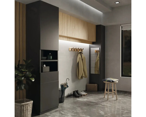 Flur mit Garderobenschrank, Hocker, Spiegel und Garderobe