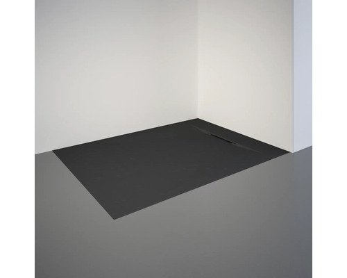 Ebenerdige Duschfläche aus Steinzeug im Badezimmer