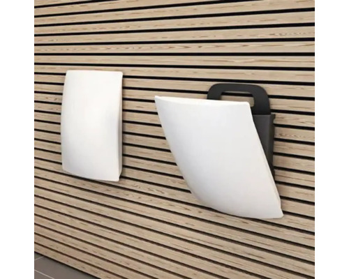 Zwei weiße Wandbriefkästen an einer Holzwand