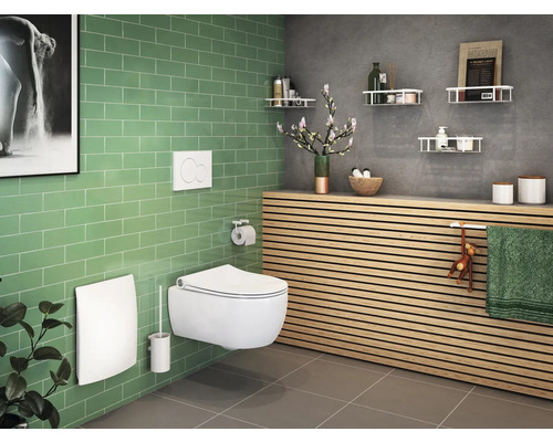 Modernes Badezimmer mit wandhängendem WC, Holzelementen und grünen Fliesen