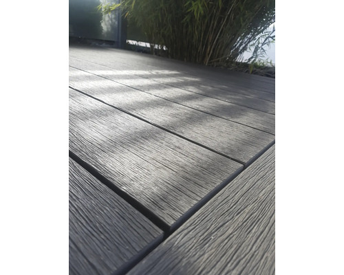 Terrassendielen aus Holzverbundwerkstoff im Außenbereich