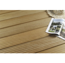 Terrassendielen aus Holz mit Zeitschrift und Hut