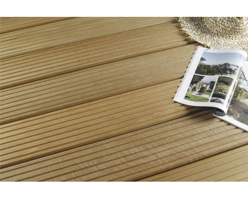 Terrassendielen aus Holz mit Zeitschrift und Hut