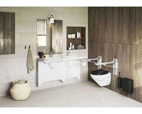 Badezimmer mit barrierefreiem Waschbecken, Wand-WC mit Stützgriffen und Holzelementen.