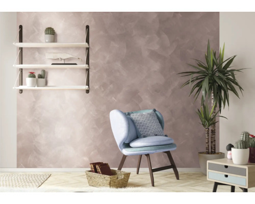 Wohnzimmer mit gemusterter Wand, Sessel, Pflanze und Regal
