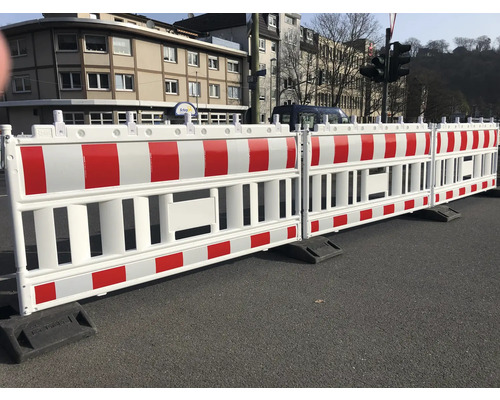 Baustellenabsperrung mit rot-weißen Streifen zur Verkehrssicherung