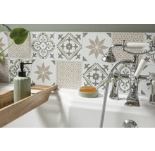 Badezimmer mit Fliesen in verschiedenen Mustern, Armatur und Badaccessoires