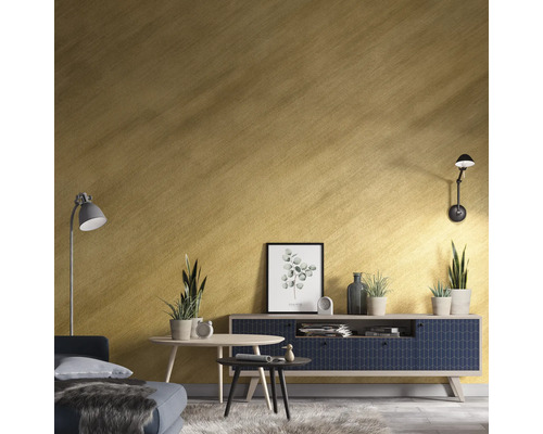 Wohnzimmer mit goldener Tapete, Sofa, Tisch und Dekoration