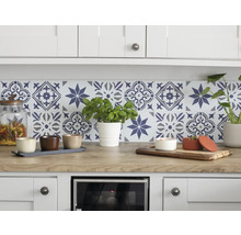 Küchenszene mit gemusterten Fliesen, Arbeitsplatte und Küchenutensilien