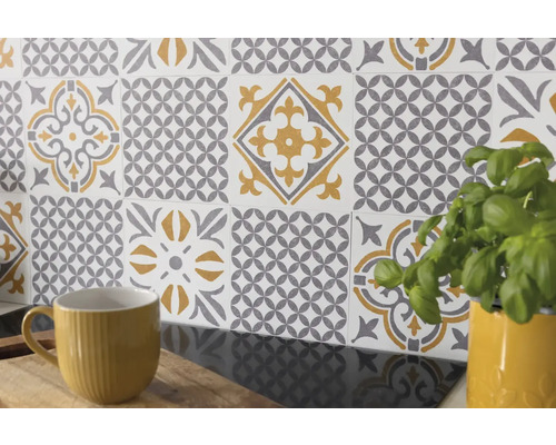 Wandfliesen mit geometrischen Mustern in Küche