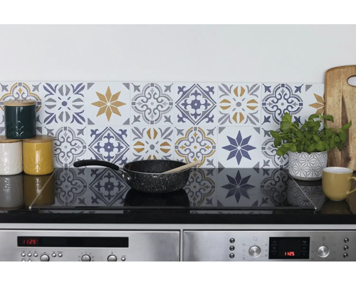 Selbstklebende Wandfliesen Wall Tiles Alia gold 15,2x15,2cm 6 St. Küchenszene mit Fliesen im Retrolook, Kochfeld und Küchenutensilien