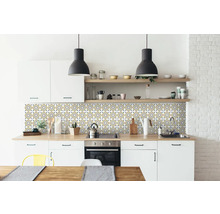 Helle Küche mit Fliesenspiegel im Retro-Stil, Küchenschränken und Holzarbeitsplatte