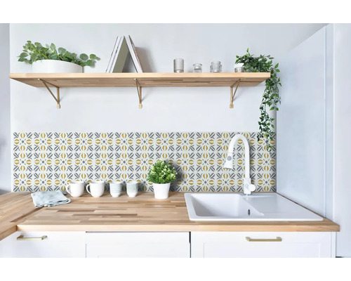 Selbstklebende Wandfliesen Wall Tiles Cubia gold 15,2x15,2cm 6 St. Küchenszene mit Spüle, Arbeitsplatte und dekorativen Fliesenaufklebern