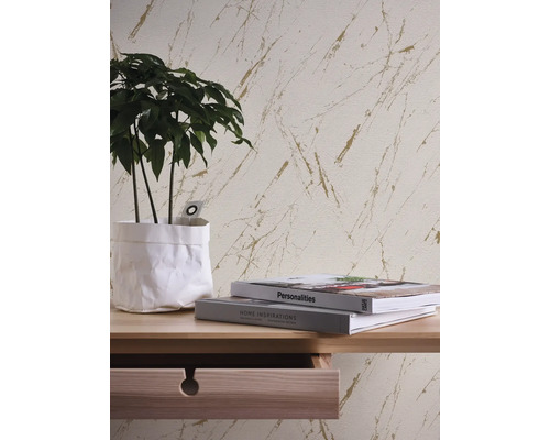 Dekorative Tapete mit Marmorstruktur, kombiniert mit Zimmerpflanze und Büchern auf einem Holztisch.